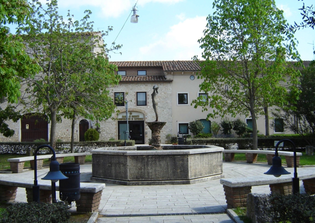 saturnia la piazza